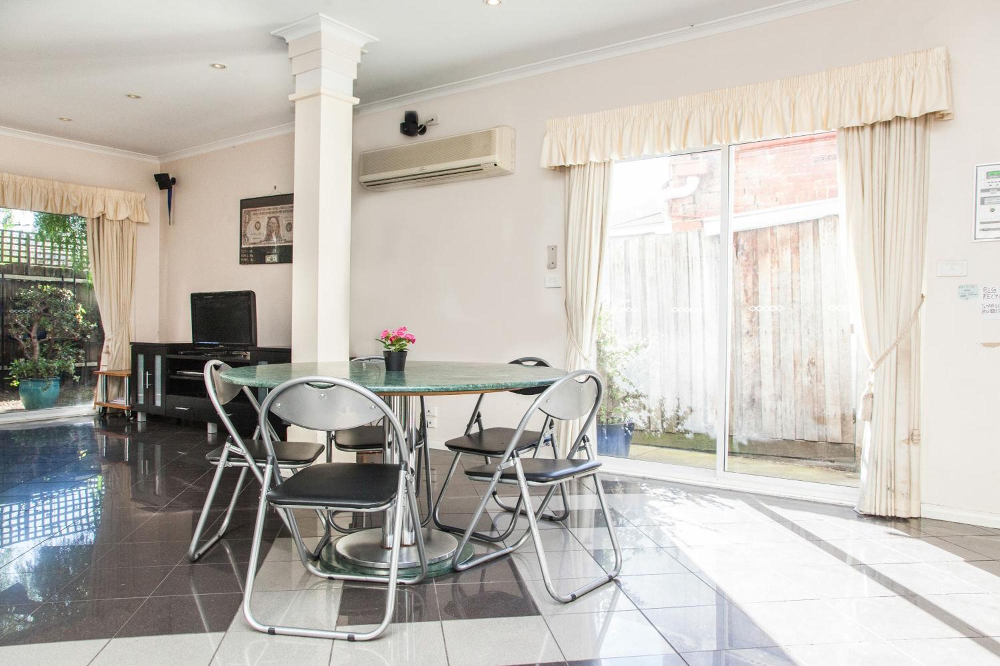 Abbotsford Private Rooms & Pods - 15 Charles Homestay メルボルン エクステリア 写真